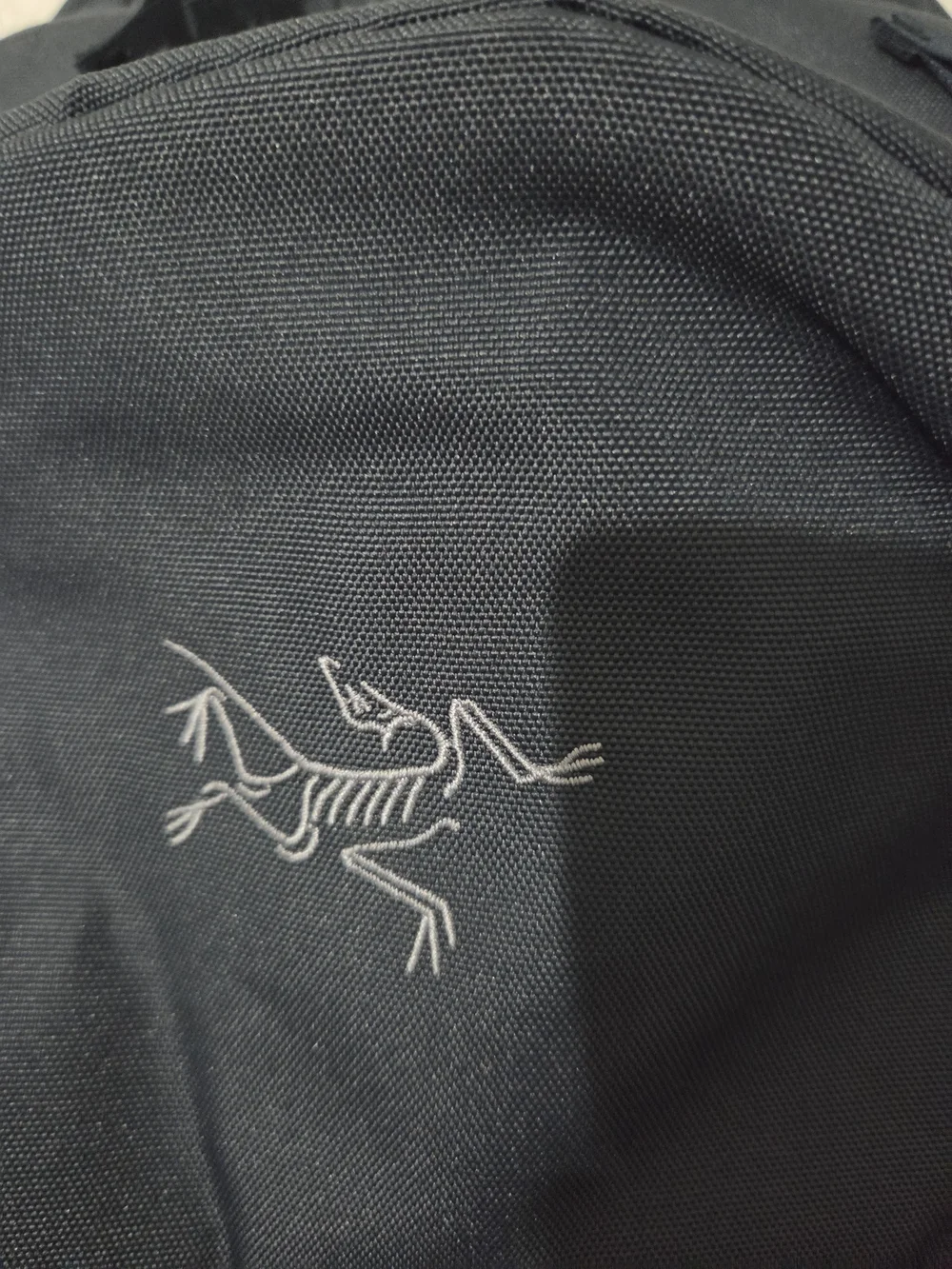 Arc'teryx Mantis  Black Backpack with Light Gray Interior 26L Navy Blue